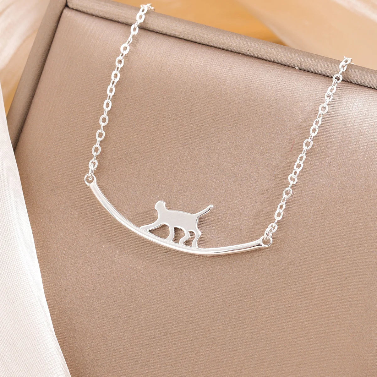 Walking cat necklace
